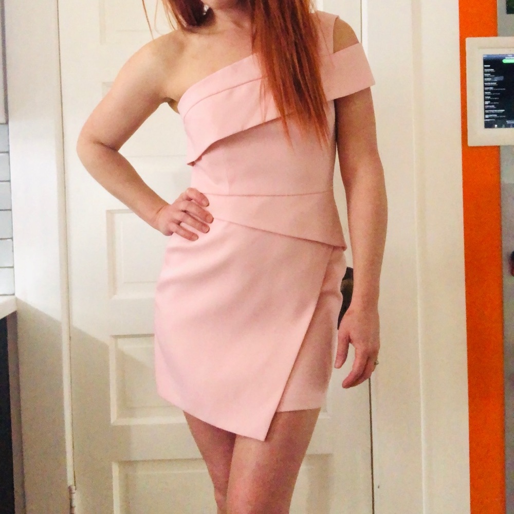 Perfect Valentine’s dress. Edgy, but romantic. 💖